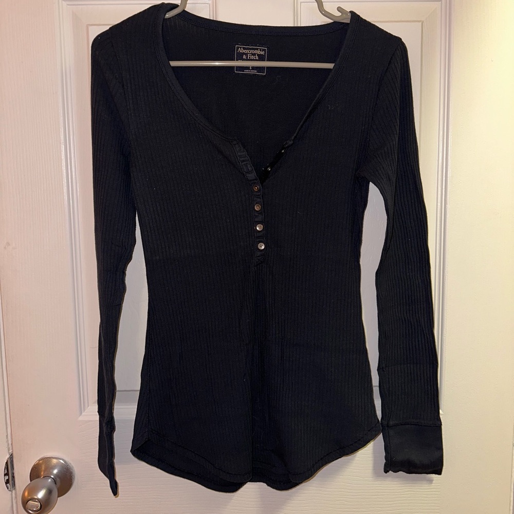 Navy blue ribbed henley. Size small. A&F.